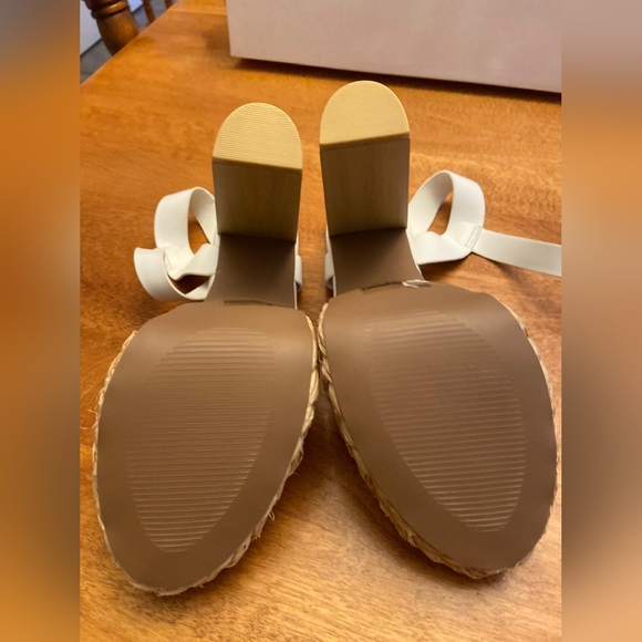 White Sandal with cork heel NWT size 9. - Picture 4 of 5